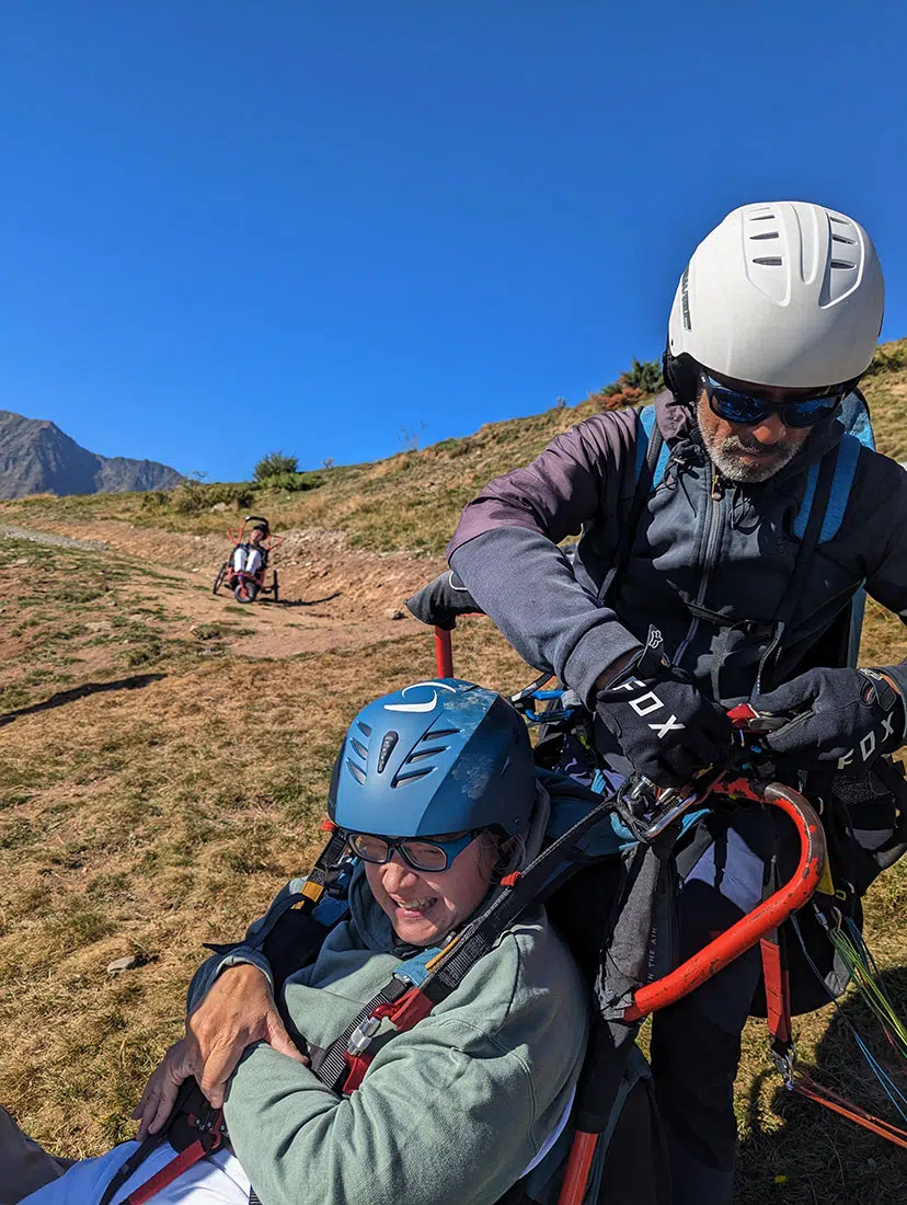 Vol parapente pour PMR : préparation avant déco de Val Louron Vol parapente pour PMR : préparation avant déco de Val Louron