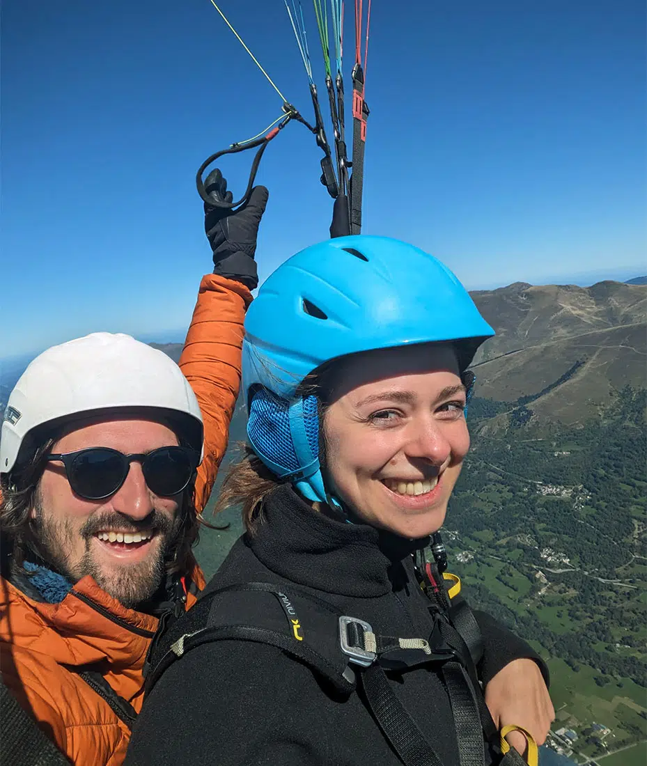 Le bonheur de voler lors d’un vol parapente en biplace Le bonheur de voler lors d'un vol parapente en biplace