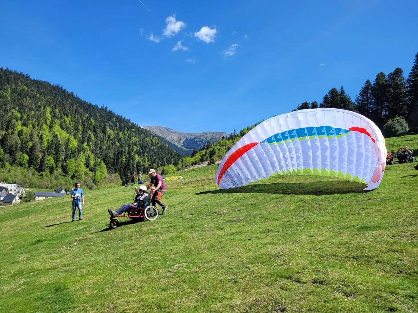 Déco en pente école lors d’un stage parapente Handicare pour PMR Déco en pente école lors d'un stage parapente Handicare pour PMR