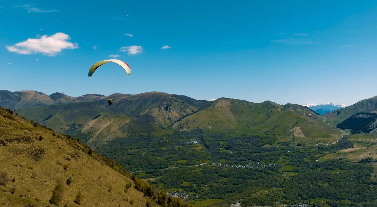 Vol parapente dans un fauteuil ! Baptême parapente Handicare Vol parapente dans un fauteuil ! Baptême parapente Handicare